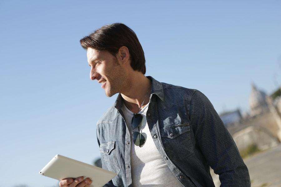 Hombre luciendo una chaqueta de mezclilla y una camisa interior blanca