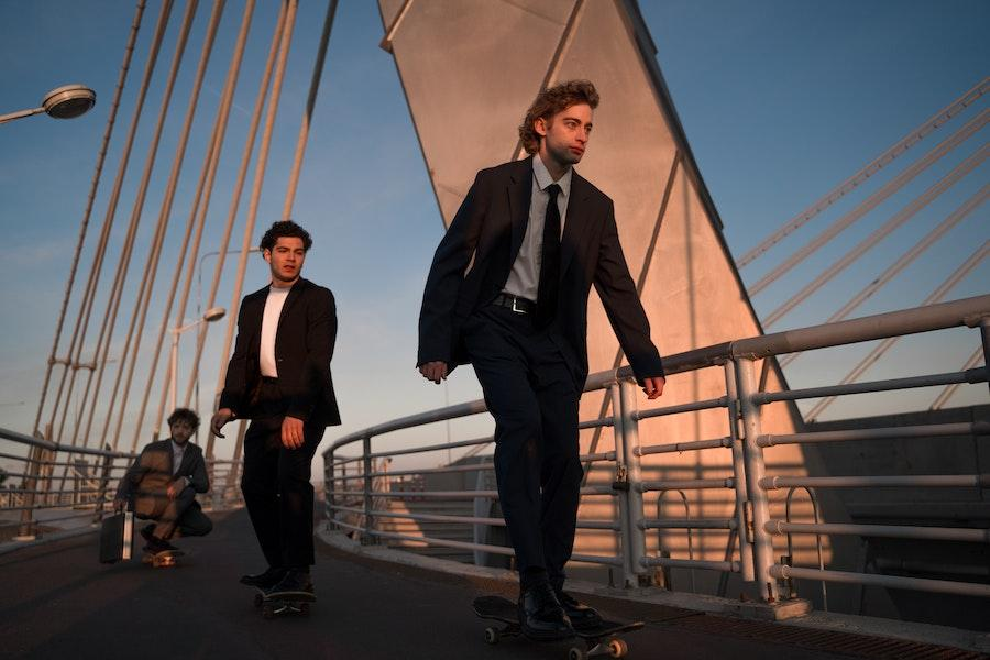 Hombres caminando en elegante sastrería negra