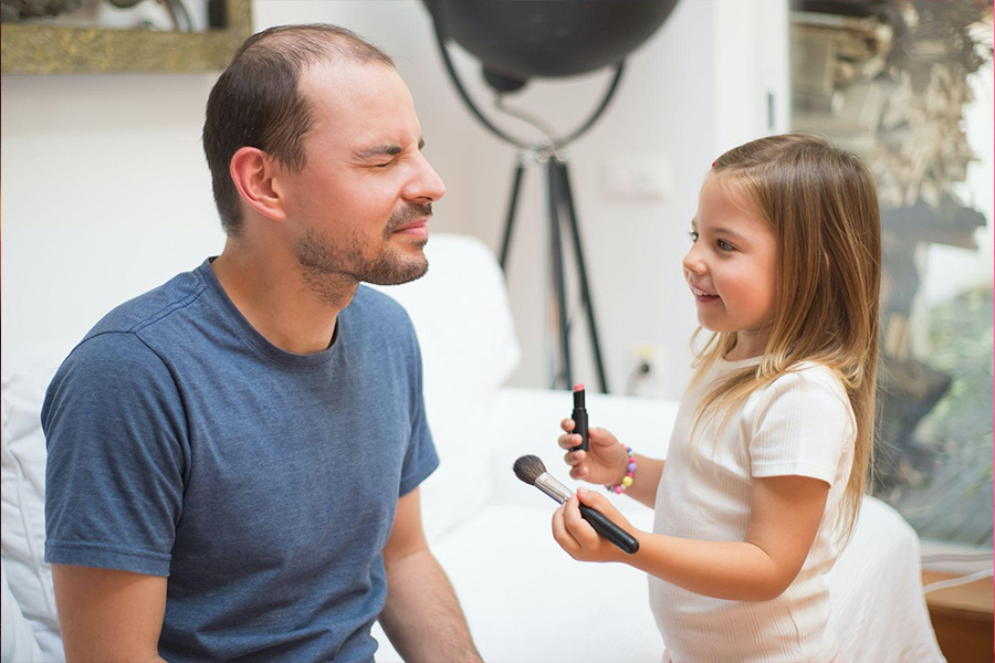 Parent et enfant avec des produits de beauté