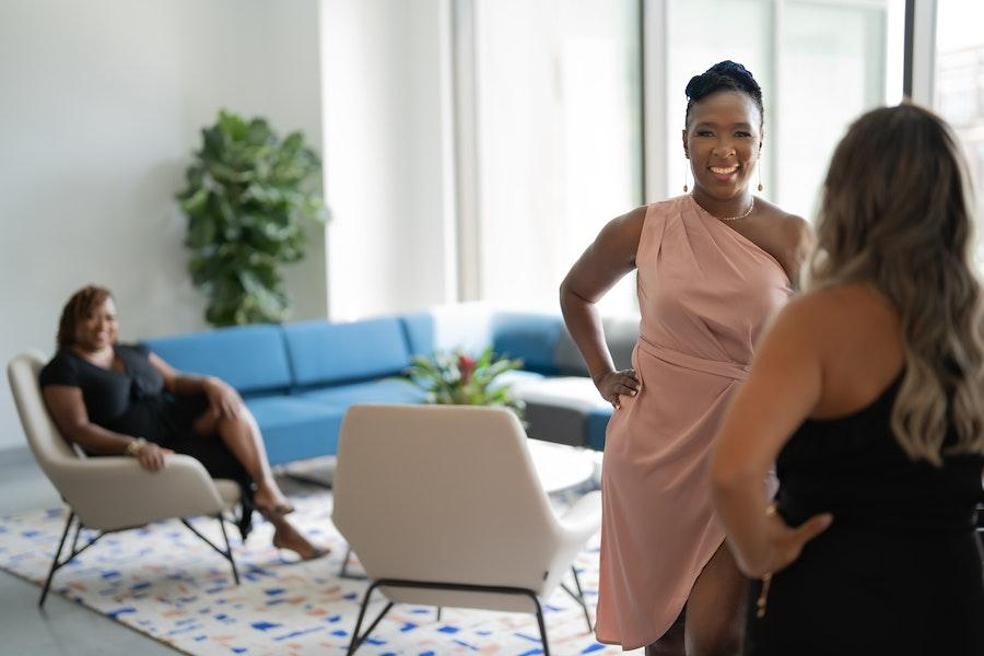 Femme souriante vêtue d'une robe sensuelle rose