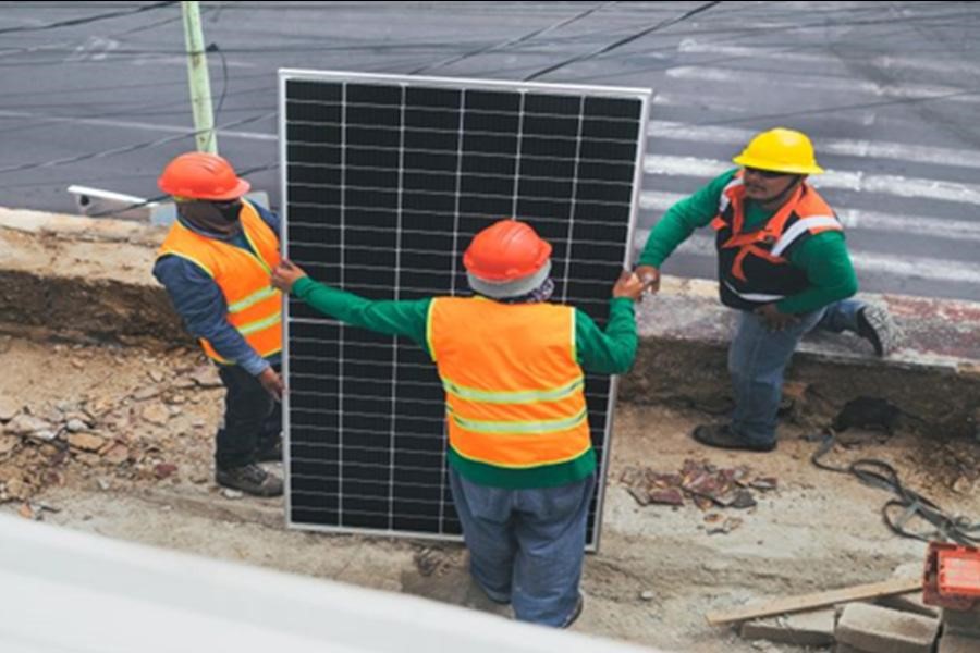 Installatori solari in possesso di un pannello solare