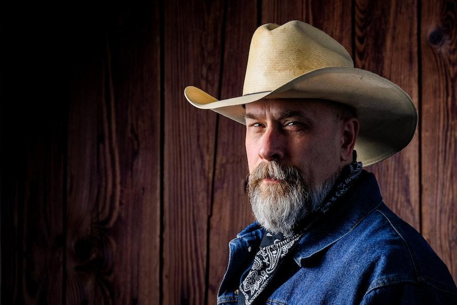 Homme barbu blanc portant un chapeau de cowboy crème