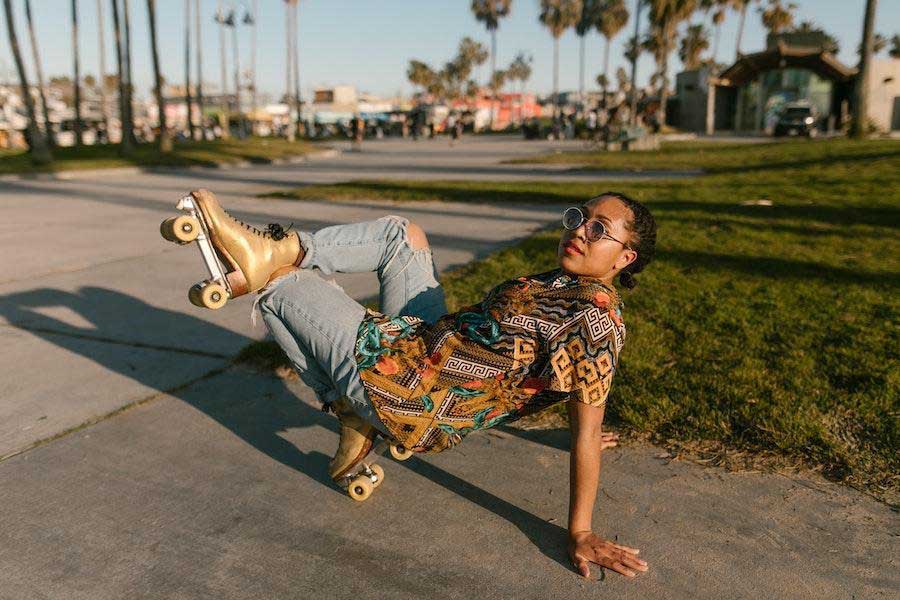 Mulher de patins em uma camisa e jeans