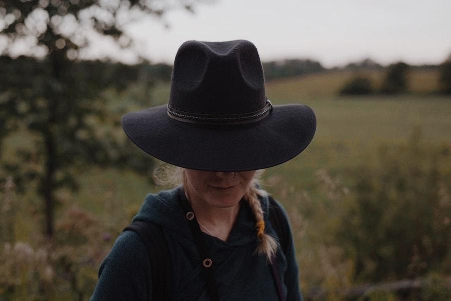 Femme portant un chapeau de cow-boy noir