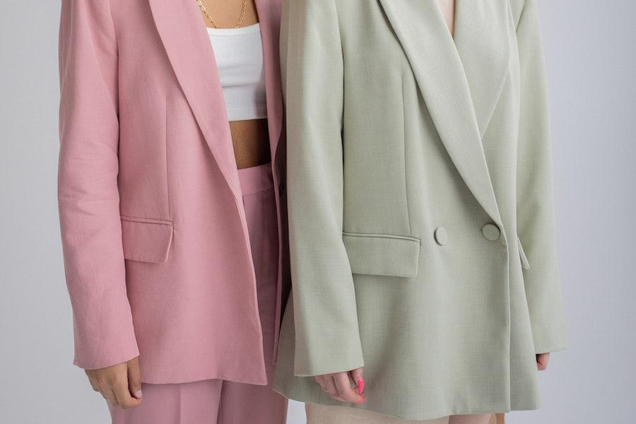 Femmes portant des blazers colorés surdimensionnés