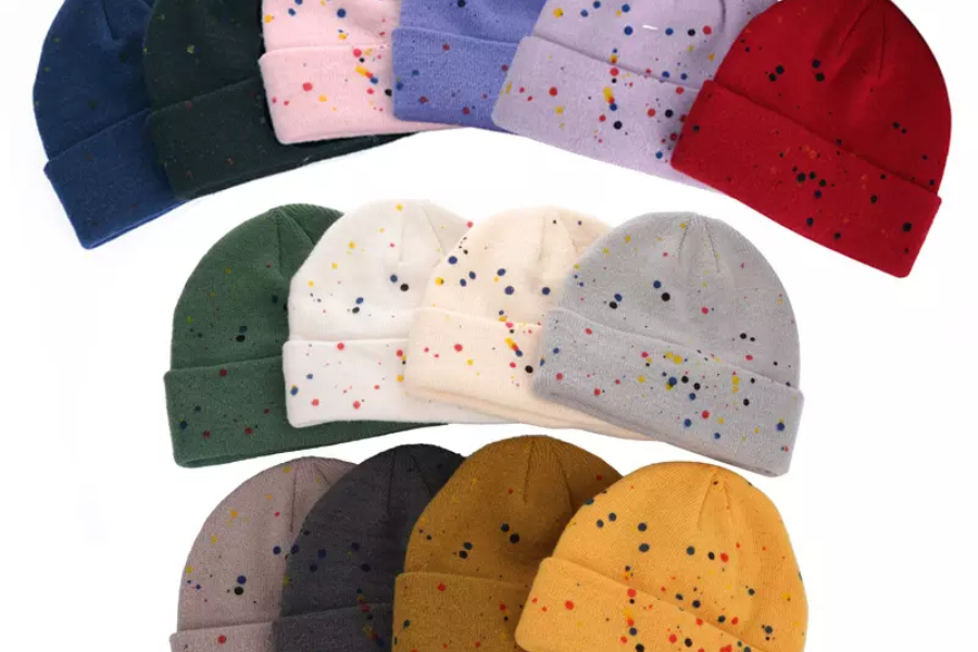 Une sélection de bonnets d'hiver chauds de différentes couleurs