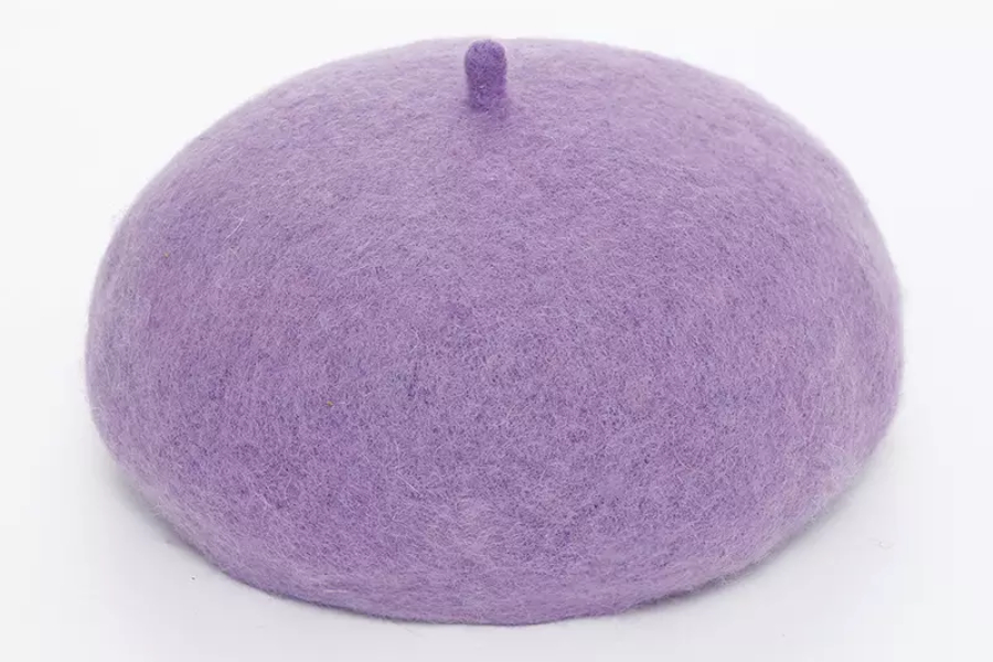 Un béret violet clair chaud utilisé comme chapeau d'hiver