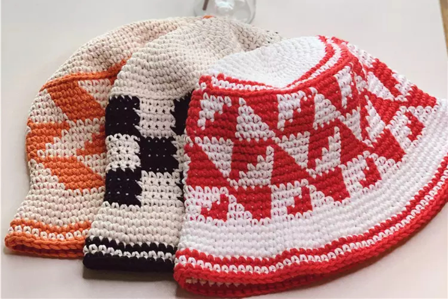 Trois chapeaux d'hiver au crochet de couleurs différentes avec des motifs