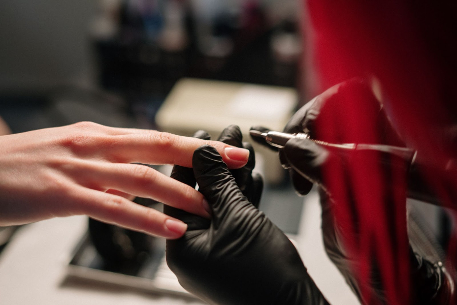 Mulher recebendo uma manicure geléia