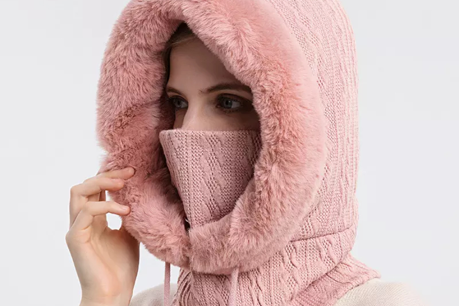 Femme portant une cagoule d'hiver rose doublée de fourrure